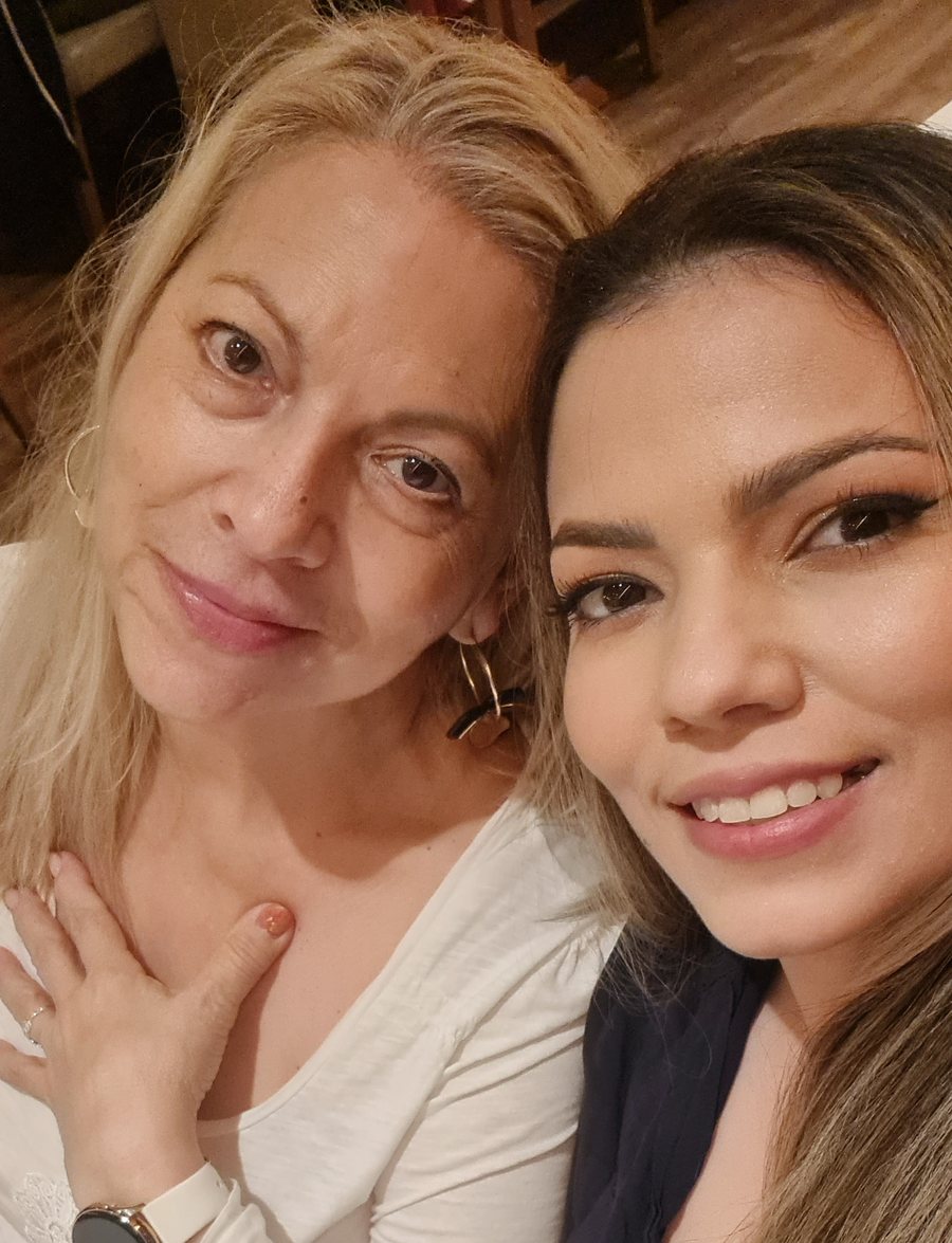 Gabriela y su mamá, juntas, sonriendo
